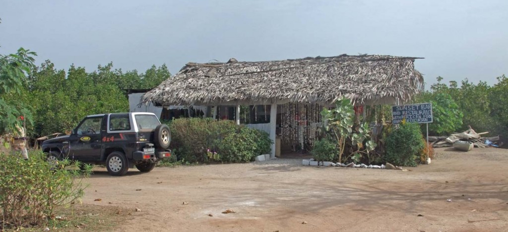 Sunset bar aan de grensrivier met Senegal