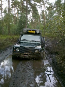 Defender 110 trekt zich met de lier vooruit