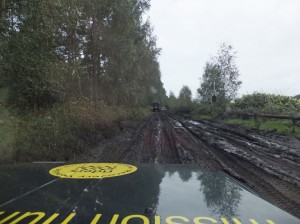 Modderpad aan de bovenrand van de zandafgraving