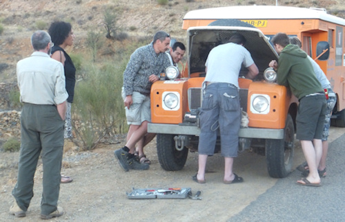 Met_de_kop_in_de_Landrover